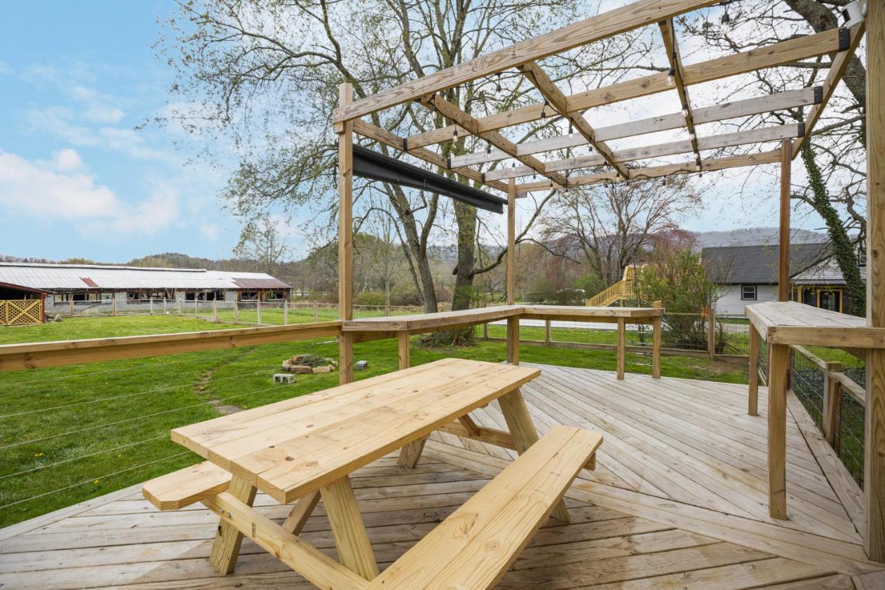 Charming 4 Bedroom Farmhouse With Large Backyard For Entertaining Mountain City Екстер'єр фото